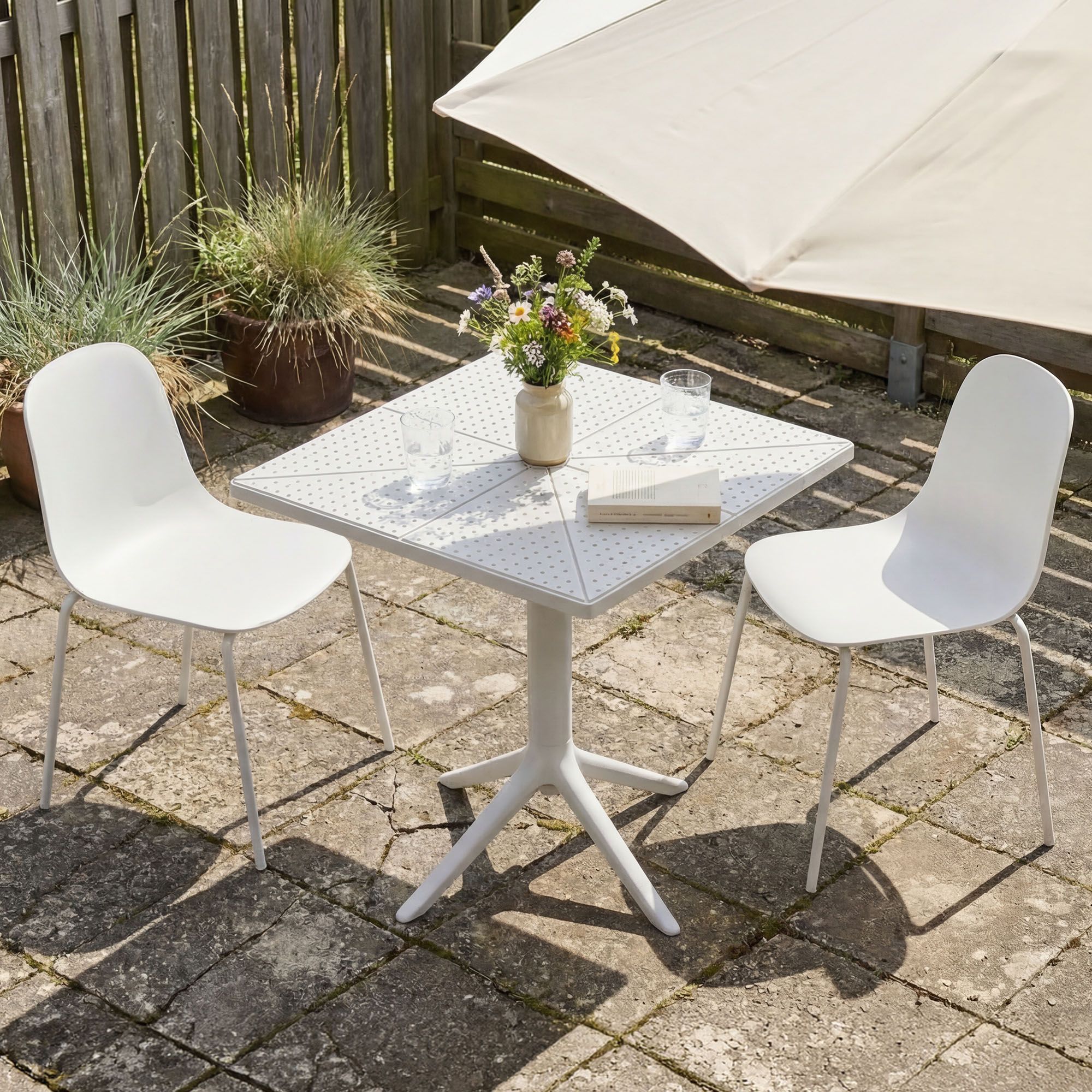 Gartenmöbel Set Nerra mit 2 Stühlen weiß