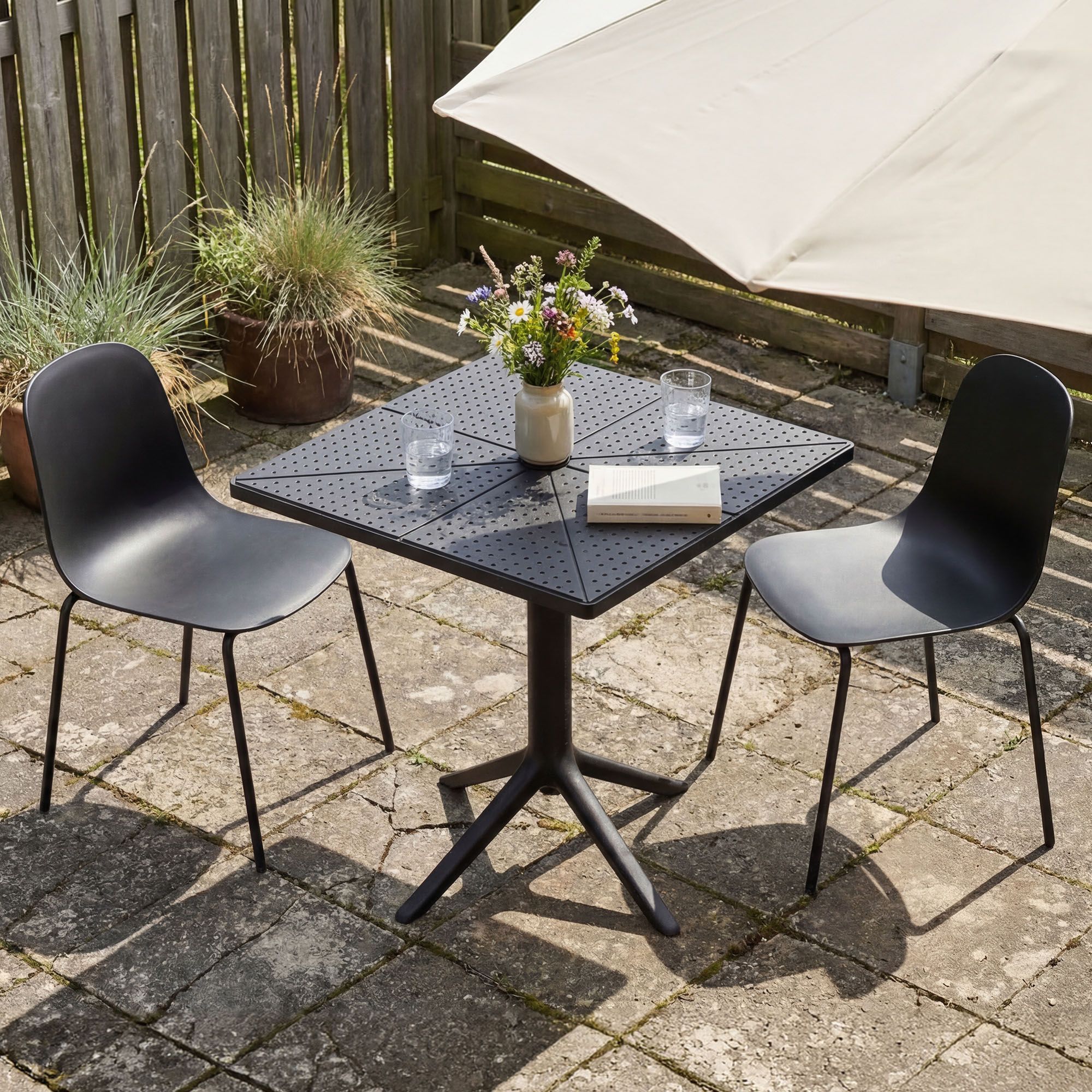 Gartenmöbel Set Nerra mit 2 Stühlen schwarz